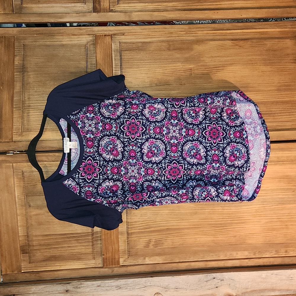 Just Be navy and mauve floral pattern short sleeve shirt. Size L.